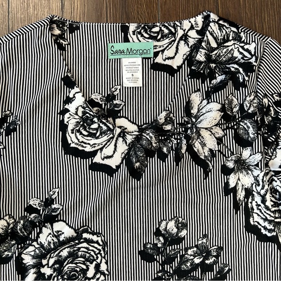 Sara Morgan, black floral blouse SZ SM - Picture 2 of 3